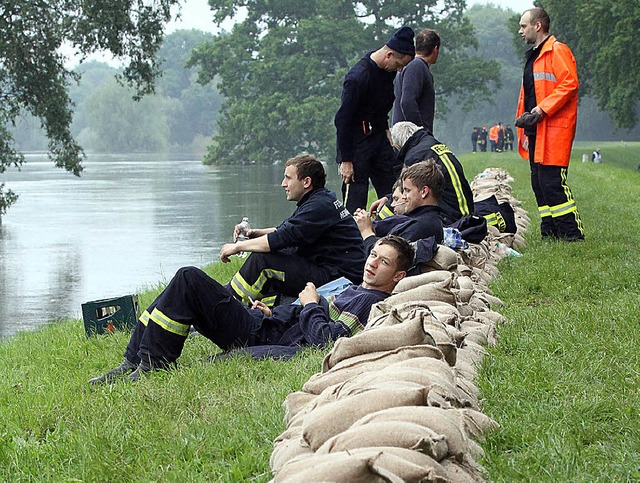 Kurze Atempause: Diese Helfer versuche...tellen am Oderdeich zu stabilisieren.   | Foto: ddp