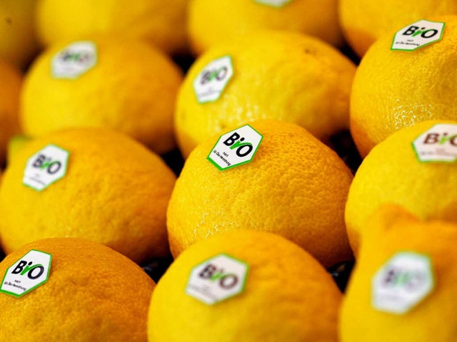 Sauer sind Zitronen mit und ohne Bio-Wappen. Doch es gibt dennoch Unterschiede.  | Foto: dpa