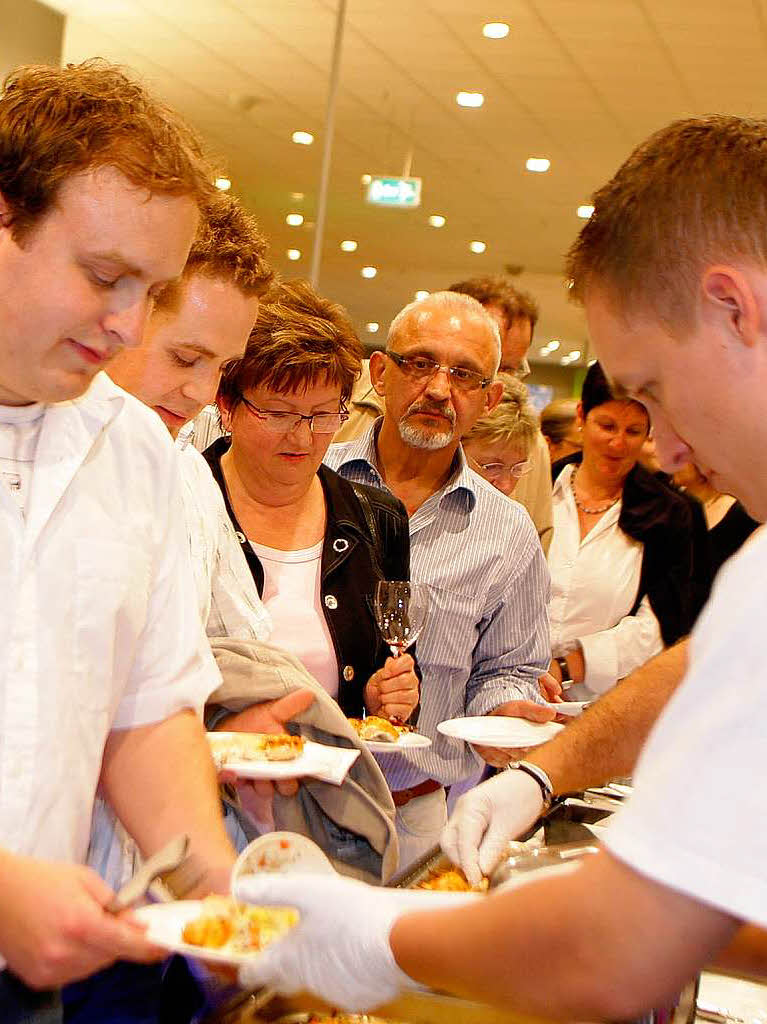 Hier ein Hppchen, da ein Versucherle: 650 Gste lieen es sich in Kohlers Lebensmittelmarkt in der Arena schmecken.