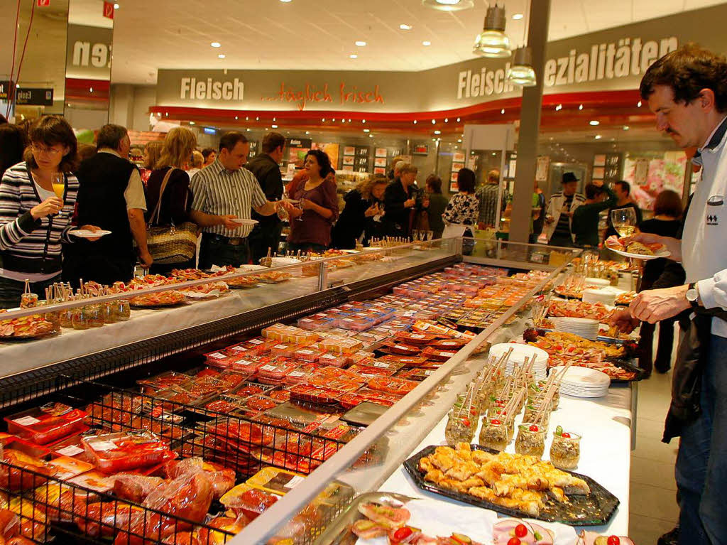 Hier ein Hppchen, da ein Versucherle: 650 Gste lieen es sich in Kohlers Lebensmittelmarkt in der Arena schmecken.