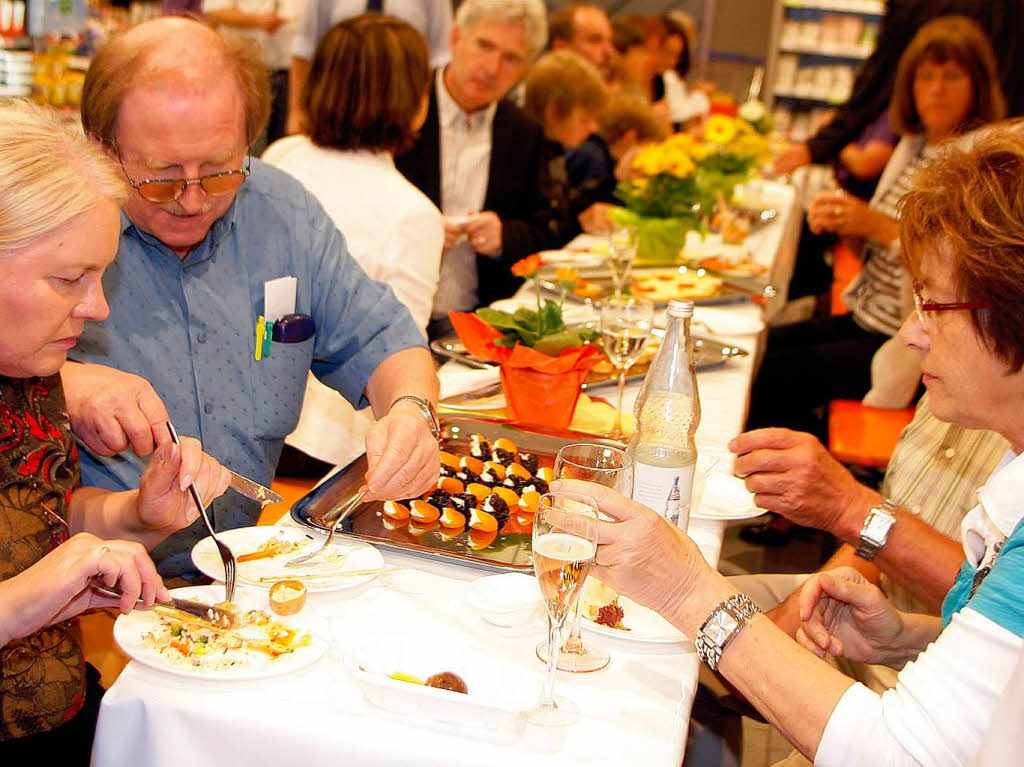 Hier ein Hppchen, da ein Versucherle: 650 Gste lieen es sich in Kohlers Lebensmittelmarkt in der Arena schmecken.