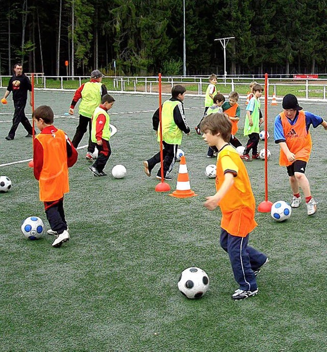 Ja nicht den Ball verlieren: Die junge...Ball mglichst kurz am Fu zu fhren.   | Foto: nk