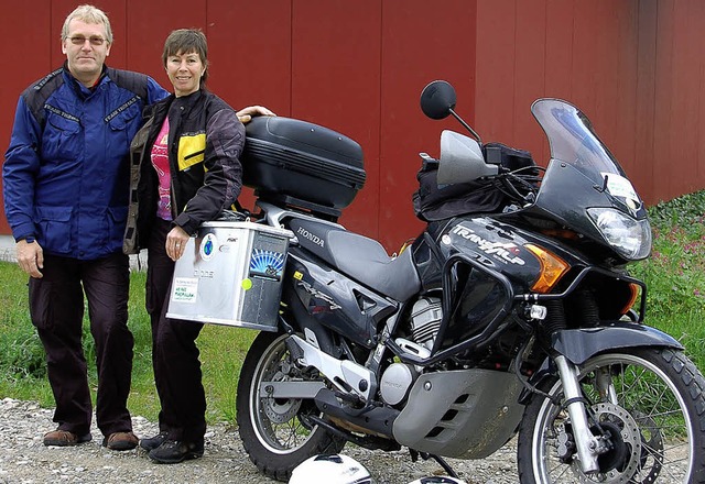 Die Weltreisenden aus England bei ihrem Stopp in Mllheim.   | Foto: Ruh