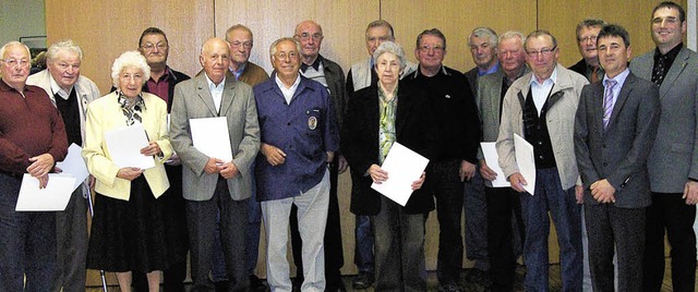 Geschftsfhrer Thomas Benz, Verbandsp...rrmann mit den Geehrten (von rechts).   | Foto: privat