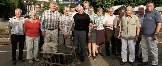 Auf Tour durch die eigene Familiengesc...) mit ihren Verwandten aus der Region.  | Foto: Eberhard Kopp