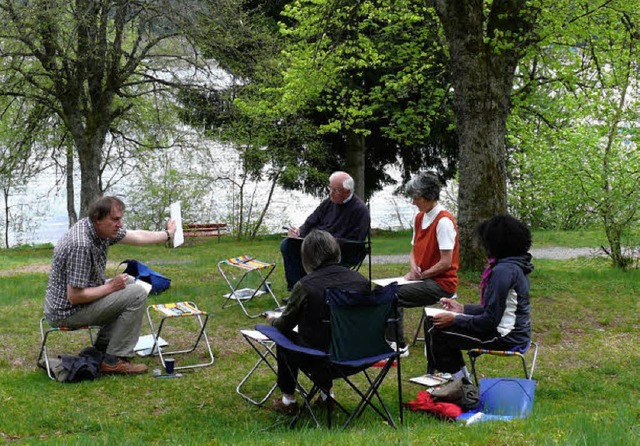 Wolfram Zimmer (links) unterrichtete u...reiem Himmel das Landschaftszeichnen.   | Foto: Ute Aschendorf