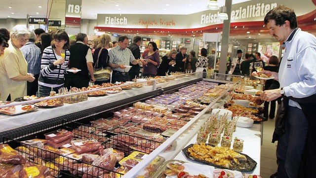 ber den ganzen Lebensmittel-Markt ver...ischreihen fr das Bfett aufgebaut.    | Foto: Heidi Fssel