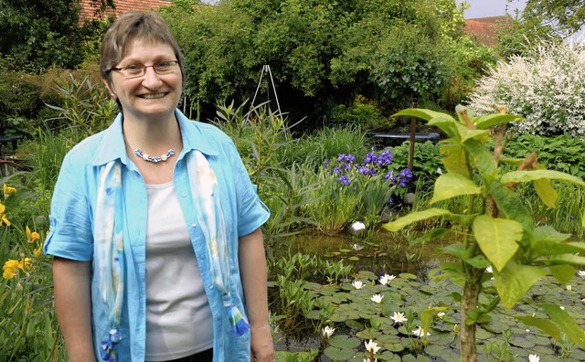 Gabriele Jerger vor einem Auslufer ihres  Natur-Schwimmteichs  | Foto: : axel fleig