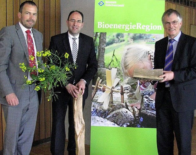 Roland Schttle,  Walter Holderried un...Biomasse-Energietrgern Holz und Raps   | Foto: BZ