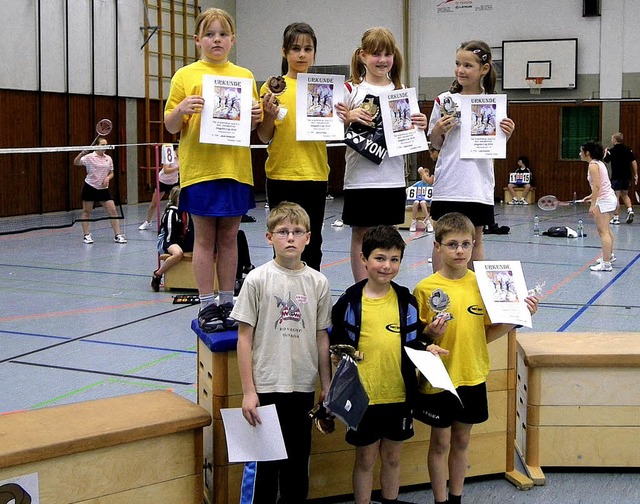 Stolz prsentieren die jngsten Teilne...Cup der TSG Schopfheim ihre Trophen.   | Foto: Allanah Fiedler