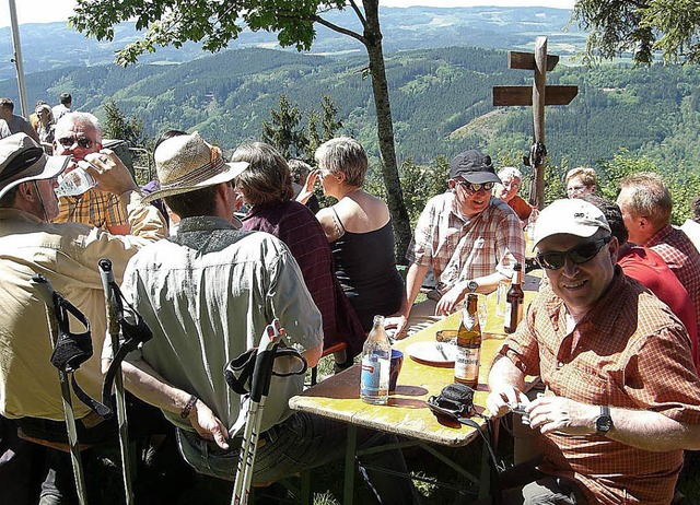 Ganz nah am Himmel: Wanderer im &#8222;Paradies&#8220;. Wohlsein!   | Foto: R. Gutjahr