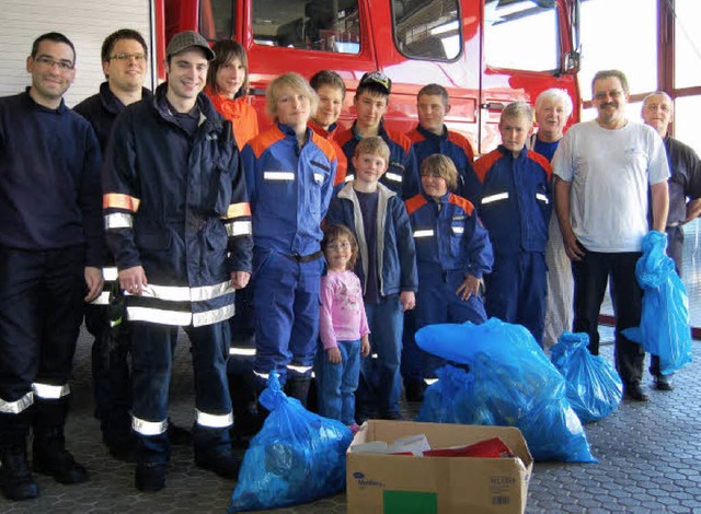 Der Hauinger Feuerwehrnachwuchs und die CDU-Ortschaftsrte sammelten Mll ein.   | Foto: BZ