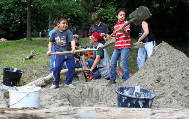 Mit Muskelkraft und Augenmaß haben Kin...ugendliche am Wasserspiel gearbeitet. | Foto: Silvia Faller Mit Muskelkraft und Augenmaß haben Kin...ugendliche am Wasserspiel gearbeitet. | Foto: Silvia Faller
