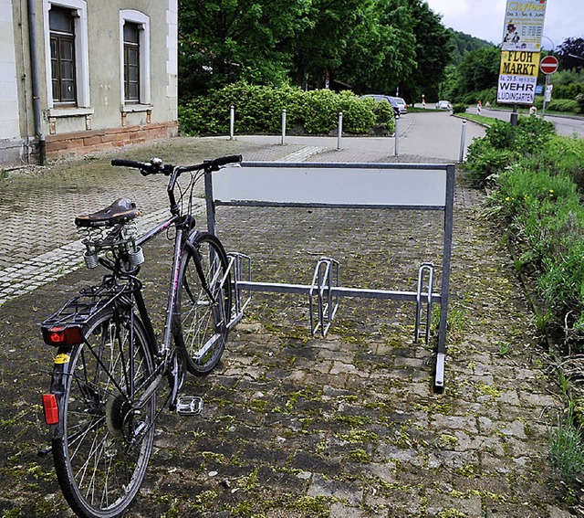 Zu klein und fr Mountainbikes nicht g...ahrradstnder vor dem Bahnhof Brennet.  | Foto: Elisabeth Willers