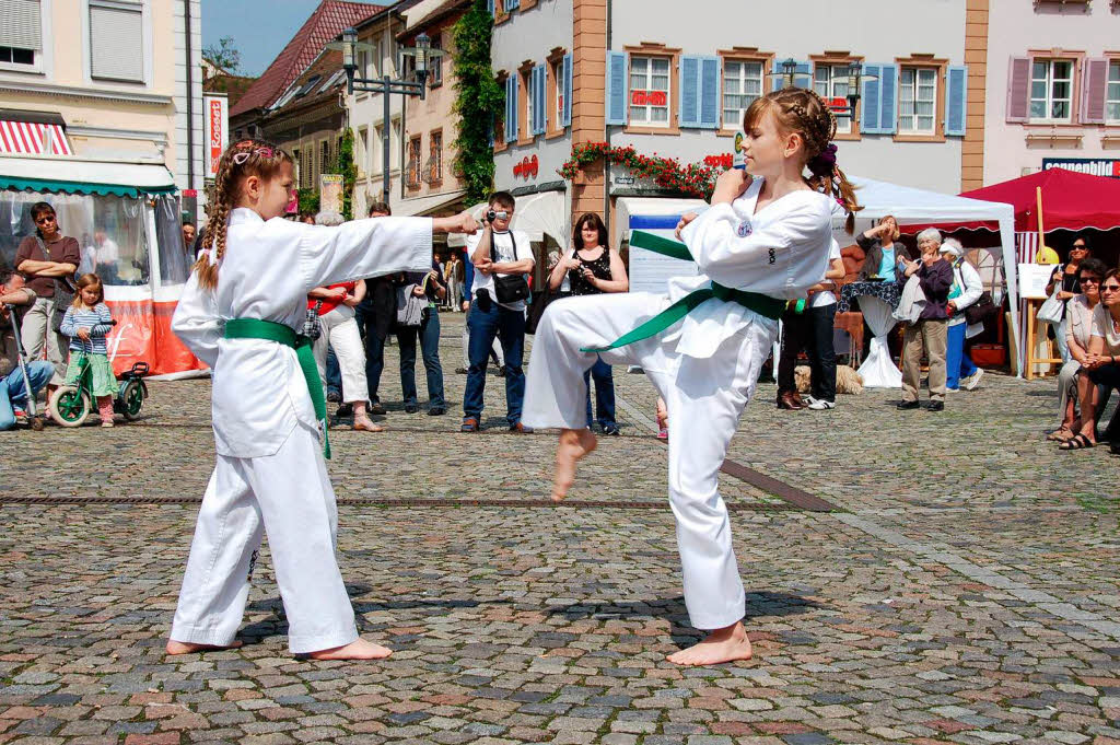 9 bis 12 Jahre sind die jngsten Taekwondo-Sportler alt, die auf dem Marktplatz ihre Kunst zeigten.