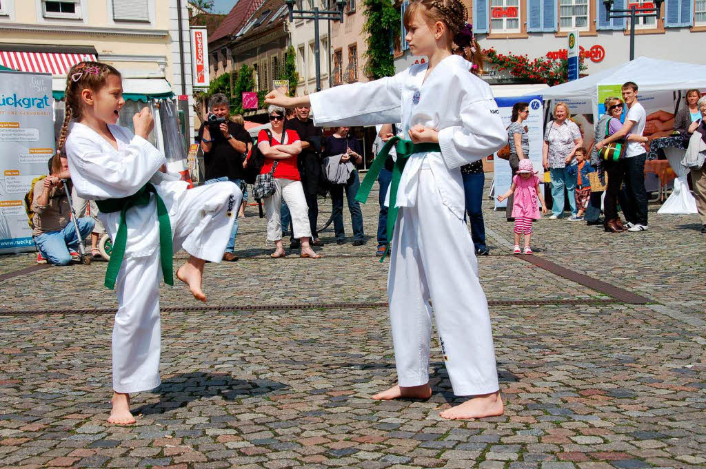 9 bis 12 Jahre sind die jngsten Taekwondo-Sportler alt, die auf dem Marktplatz ihre Kunst zeigten.