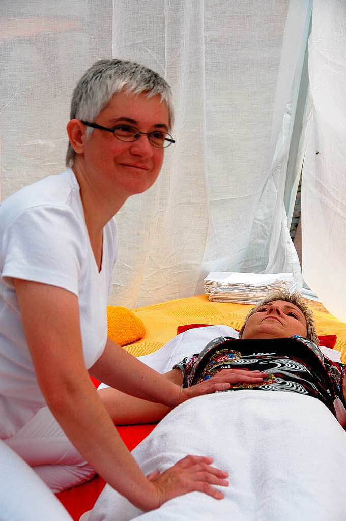 Sabine Bott bietet Shiatsu-Massagen, hier bei Monika Wipfler