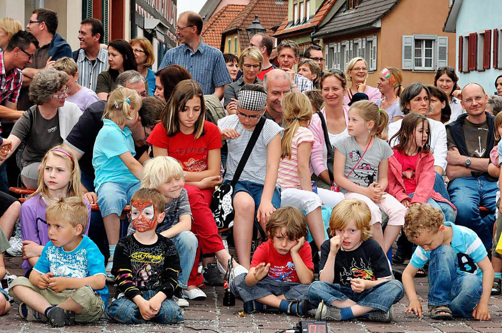 Bunte Impressionen: Die Kleinknstler hatten beim Kukuk-Festival ihre Zuschauer im Griff.