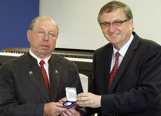 berreichung der Staufermedaille von R...n Wrtenberger (r.) an Werner Fischer.  | Foto: Christel Hlter-Hassler