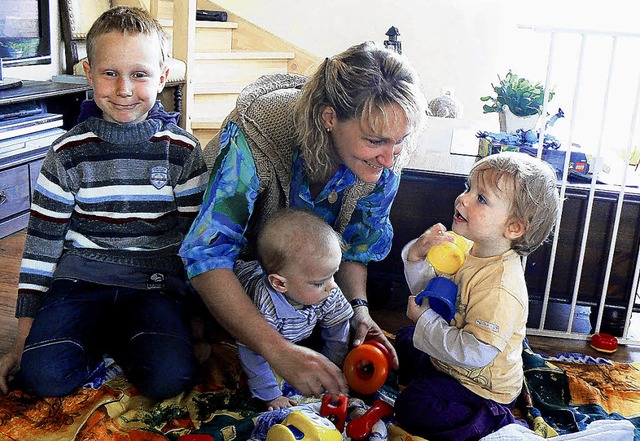 Zeit zum Spielen: Tagesmutter Svea Erd...geskindern Alexander und Zoe (rechts)   | Foto: Martin
