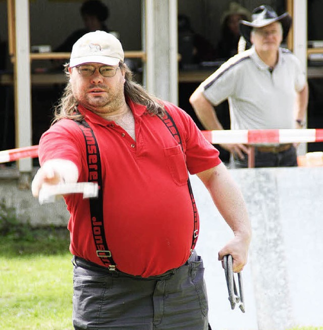 Eine ruhige Hand, Konzentration und Te...sind das A und O beim Hufeisenwerfen.   | Foto: Jrn Kerckhoff