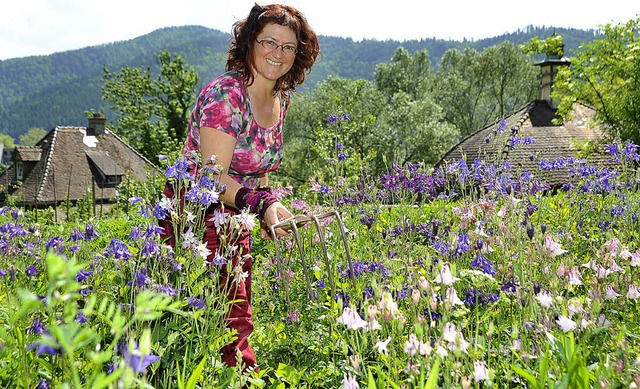 Eva-Maria Schle zeigt dem Unkraut zwi...chtigen Akeleien, was eine Harke ist.   | Foto: bamberger