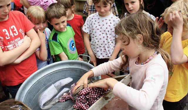 Die Kinder konnten sich selbst davon ...enheit das Wsche waschen frher war.   | Foto: julia jacob