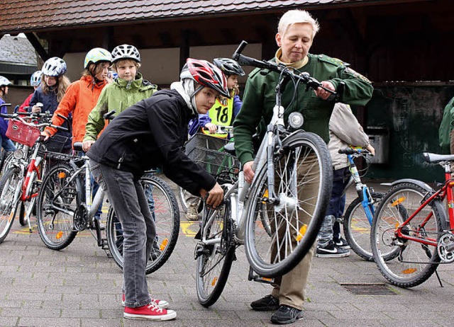 Fahrradcheck im Pausenhof der Grundsch...klssler auf ihre Verkehrssicherheit.   | Foto: Barbara Schmidt