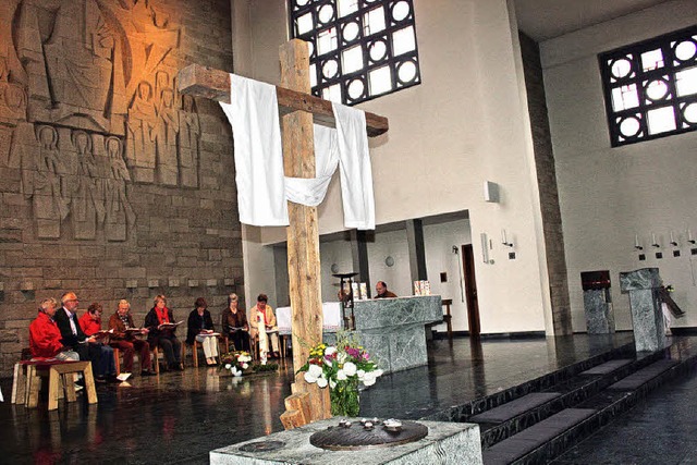 Im  Chorraum der Bruder-Klaus-Kirche i...eden Montag  fr den Frieden gebetet.   | Foto: Gabriele Fssler