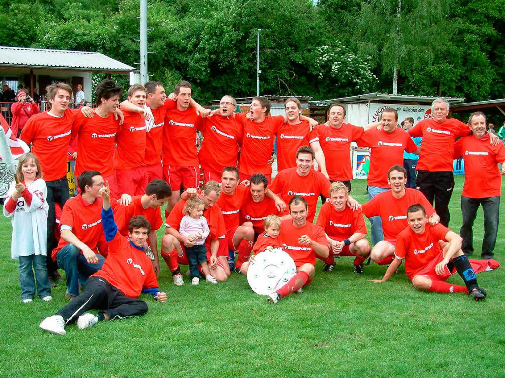 Die Meistermannschaft Saison 2009/2010 des FV Ettenheim mit einer Kopie der Schale des Deutschen Meisters