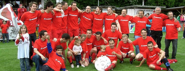 Die Meistermannschaft Saison 2009/2010...opie der Schale des Deutschen Meisters  | Foto: Udo Knster