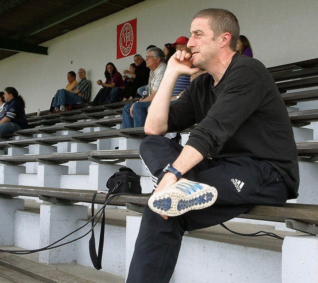 Benno Kassel, der Trainer des SV Rust,...der Tribne aus das Spiel seiner Elf.   | Foto: Udo Knster