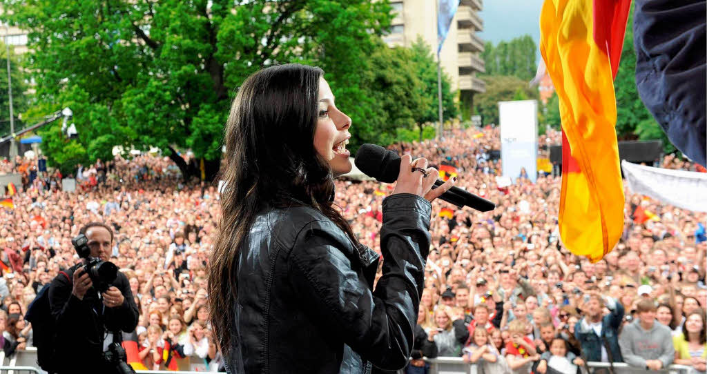 Deutschland hat den Eurovison Star: Lena Meyer-Landrut wird nach ihrer Rckkehr aus Oslo gefeiert.