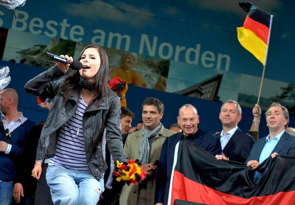 Deutschland hat den Eurovison Star: Lena Meyer-Landrut wird nach ihrer Rckkehr aus Oslo gefeiert.