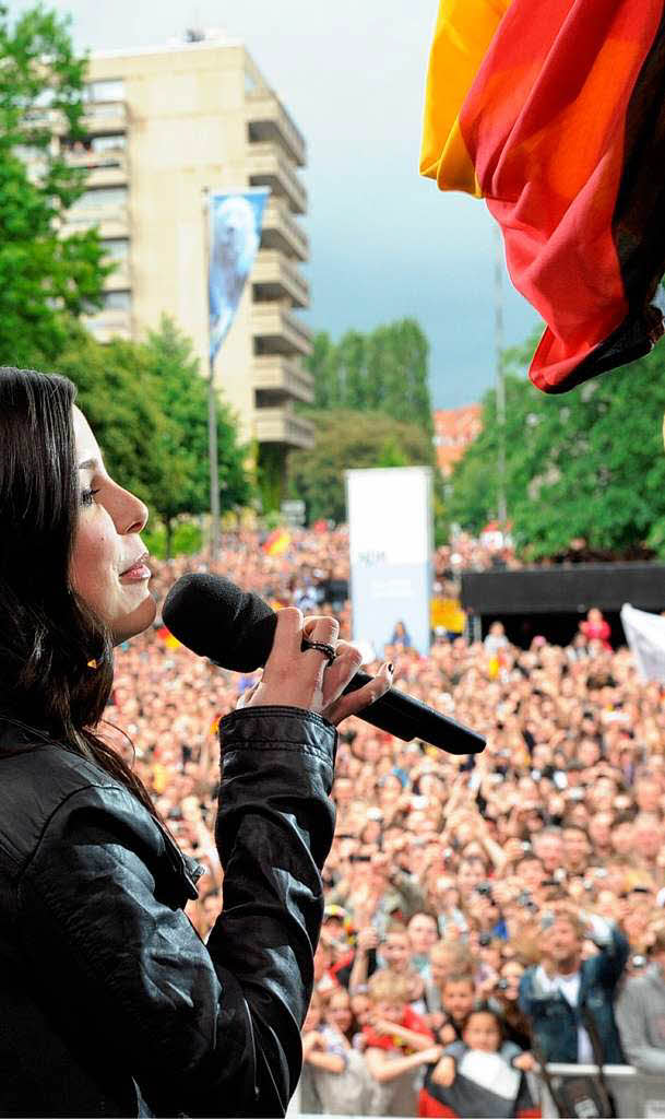 Deutschland hat den Eurovison Star: Lena Meyer-Landrut wird nach ihrer Rckkehr aus Oslo gefeiert.