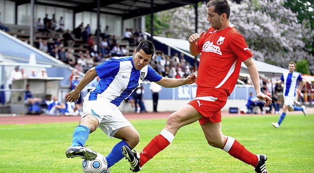 Heie Zweikmpfe lieferten sich am let...nd der SV Kirchzarten mit  Dylan Azad.  | Foto: Schn