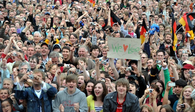 Massenphnomen: Menschenmassen bei Len...er-Landruts Rckkehr nach Deutschland.  | Foto: dpa