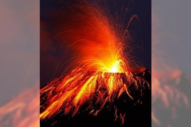 Zwei Vulkane speien in Lateinamerika