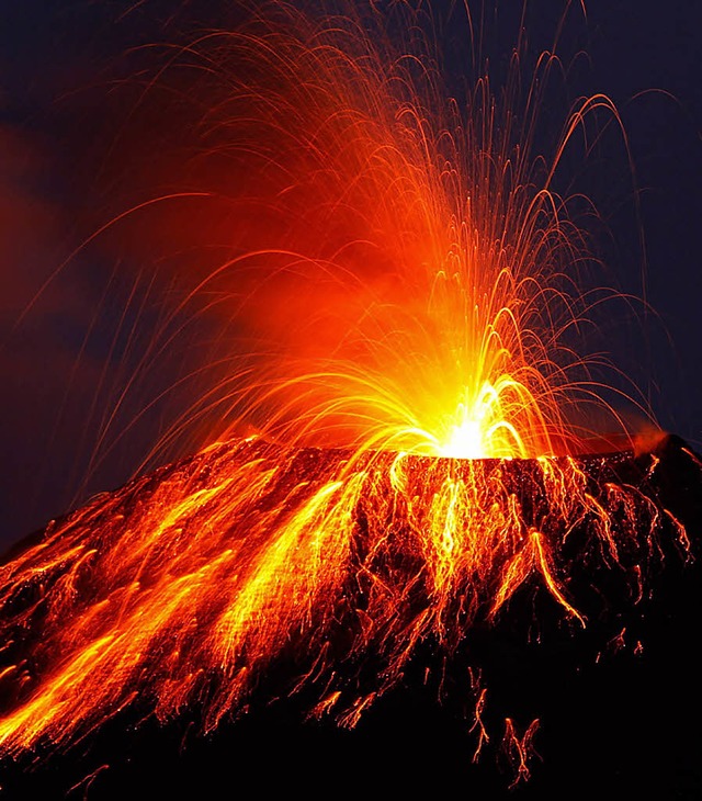 Diabolisch: Der Vulkan Tungurahua in Ecuador spuckt Lava.   | Foto: dpa