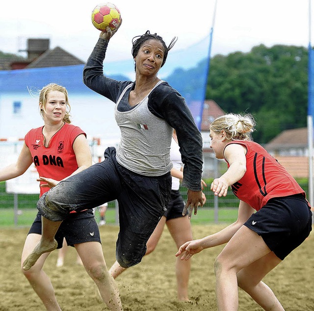 Abgehoben: Die Ex-Grenzacherin Simona ...en 1A DNA aus Maulburg-Steinen durch.   | Foto: Schn