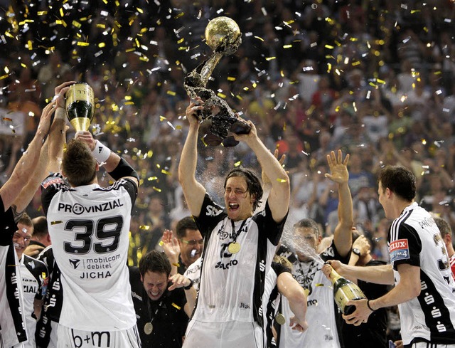 Die Kieler Spieler (von links) Filip J...d Dominik Klein feiern ausgelassen.     | Foto: dpa