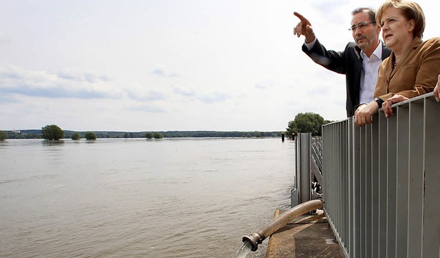 Kanzlerin Merkel und Brandenburgs Mini... zum mchtigen Strom gewachsenen Oder.  | Foto: dpa