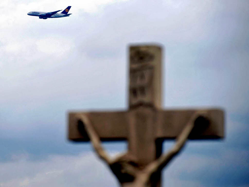 Der A380 auf und ber dem Baden Airport Rheinmnster.