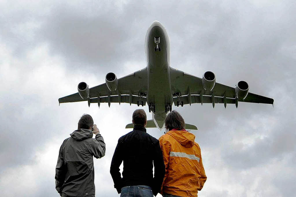 Der A380 auf und ber dem Baden Airport Rheinmnster.