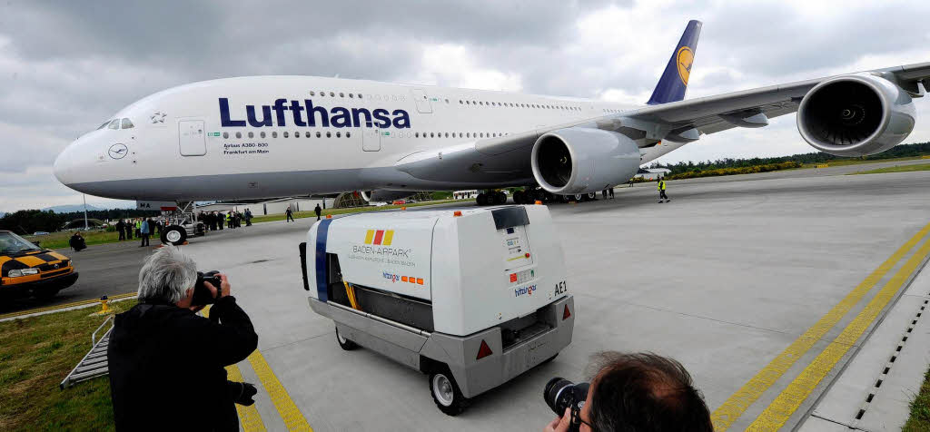 Der A380 auf und ber dem Baden Airport Rheinmnster.