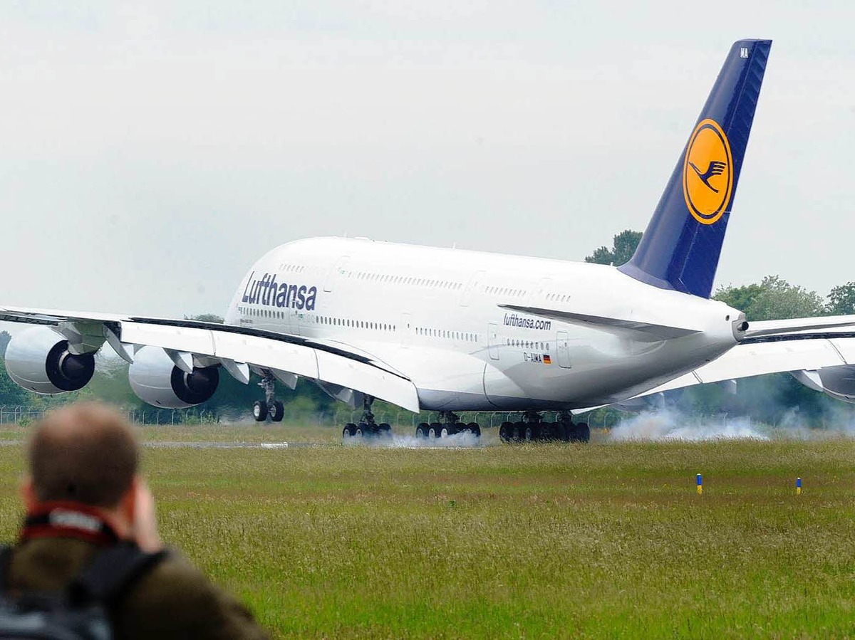 Der A380 auf und ber dem Baden Airport Rheinmnster.