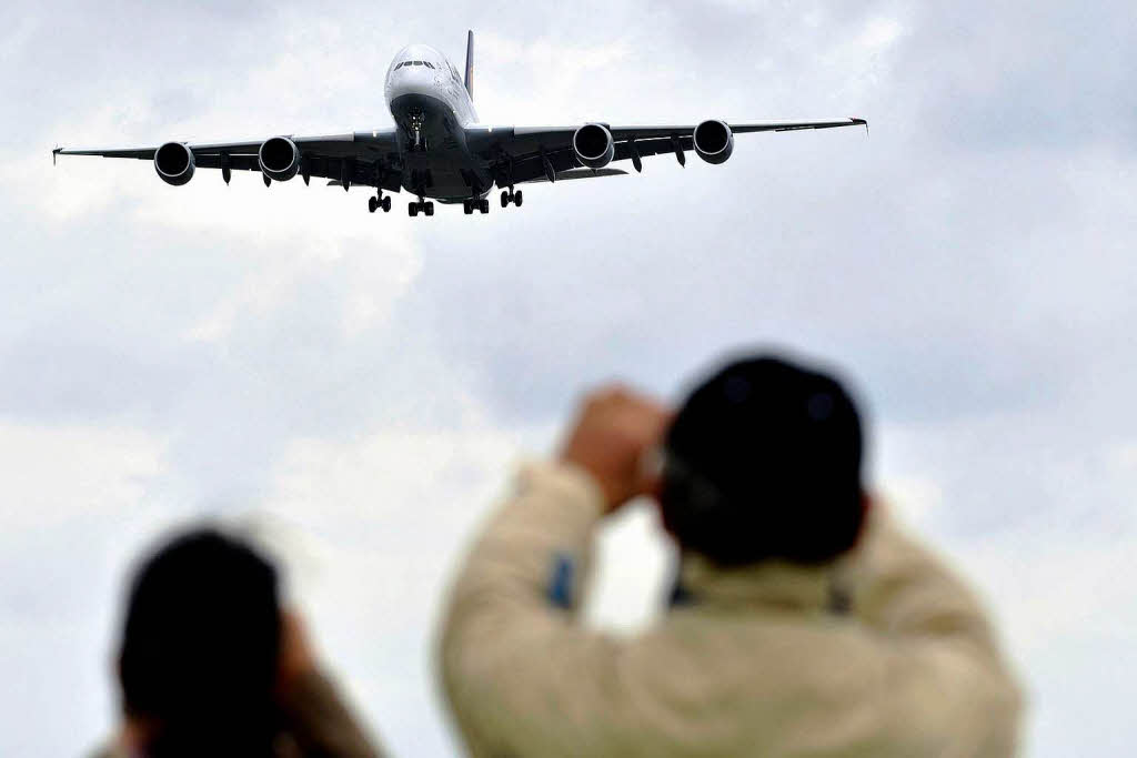 Der A380 auf und ber dem Baden Airport Rheinmnster.