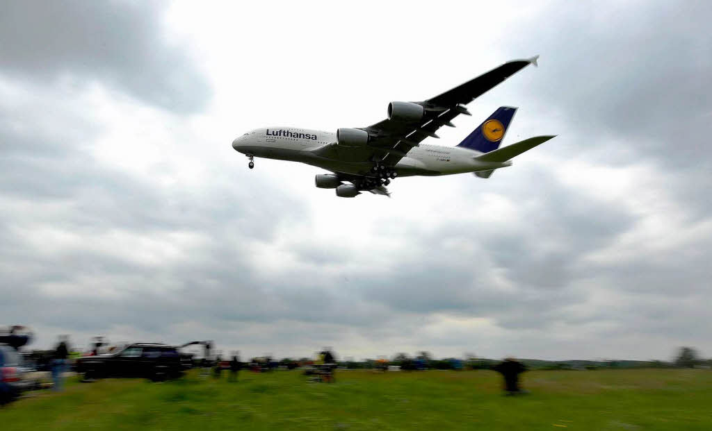 Der A380 auf und ber dem Baden Airport Rheinmnster.