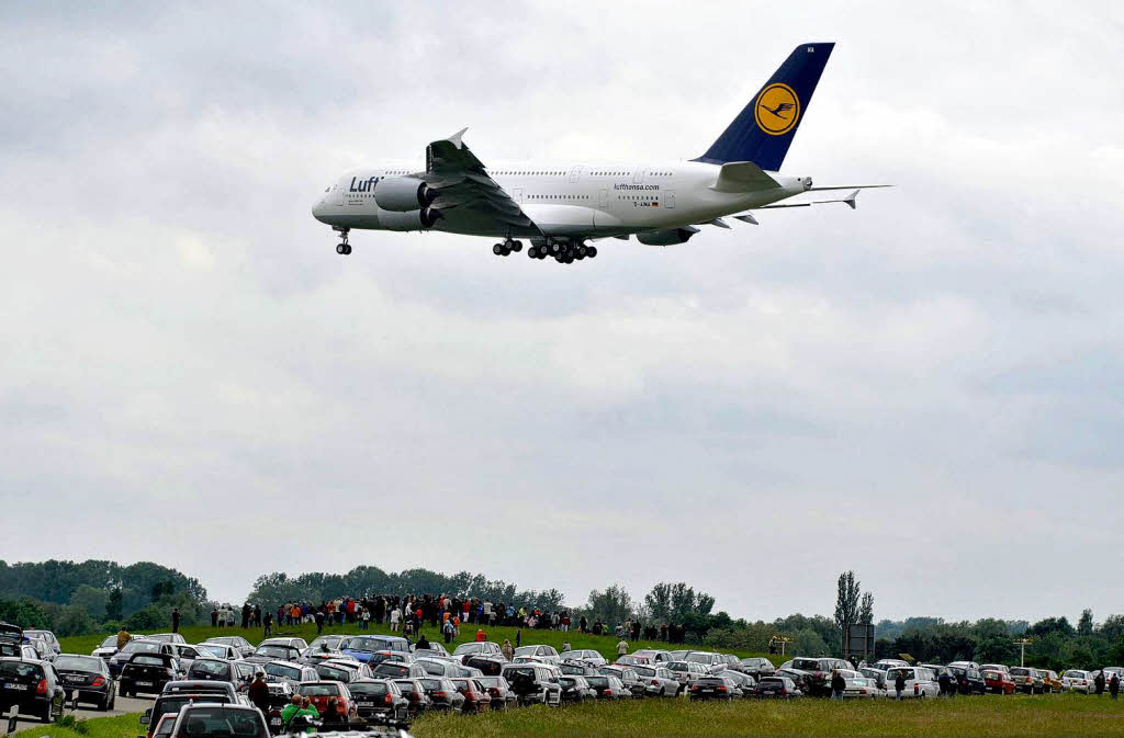 Der A380 auf und ber dem Baden Airport Rheinmnster.