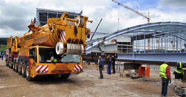 Zwei 700-Tonnen-Krne, mit denen am Mi...er Baustelle in Titisee eingetroffen.   | Foto: aqfo